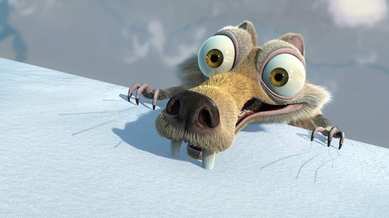 Scrat se agață de marginea unei stânci cu dinții în Epoca de Gheață