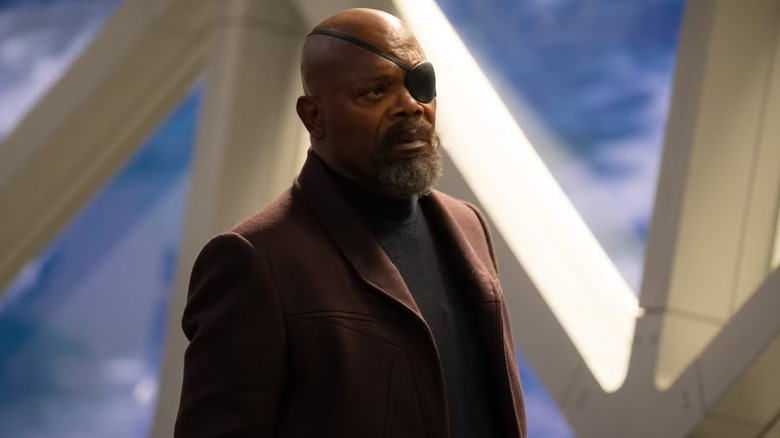 Nick Fury lângă o fereastră în The Marvels