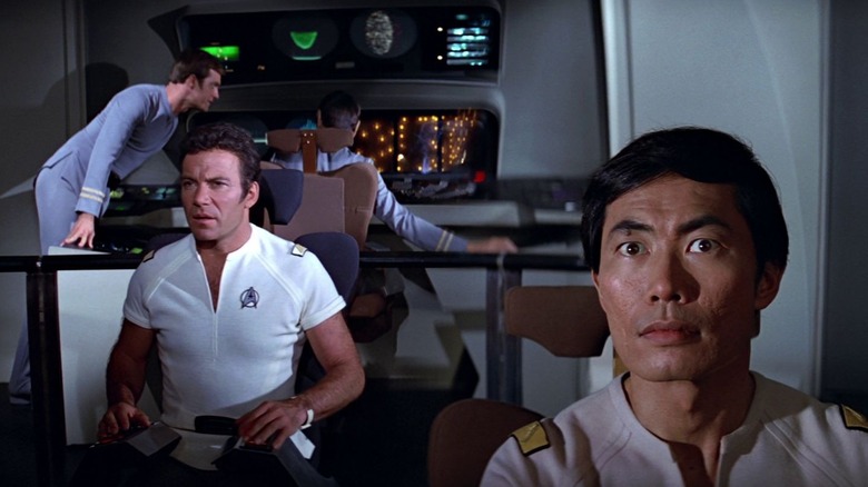 Amiralul Kirk și Sulu pe podul Enterprise în Star Trek: The Motion Picture