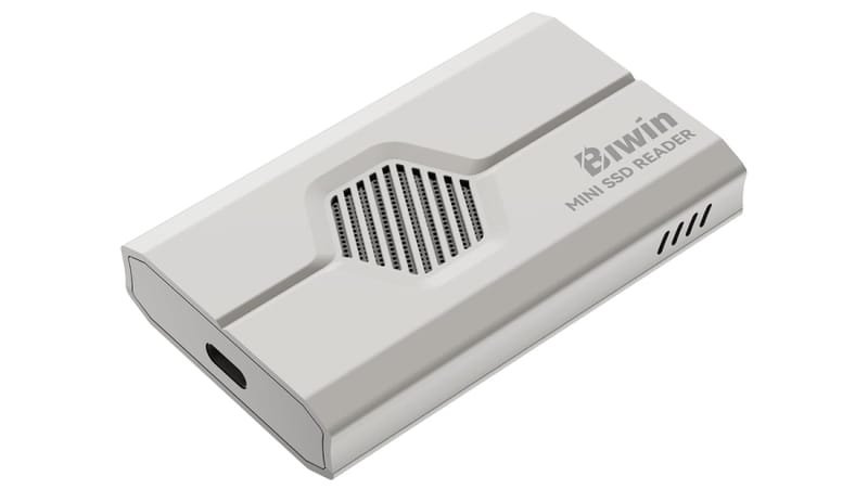Mini SSD Tiny CL 100 de la BiWin vizează jocurile portabile 2 Cipul BiWin CL 100 Mini SSD este afișat lângă o monedă pentru a ilustra dimensiunea sa minusculă de 15 pe 17 mm