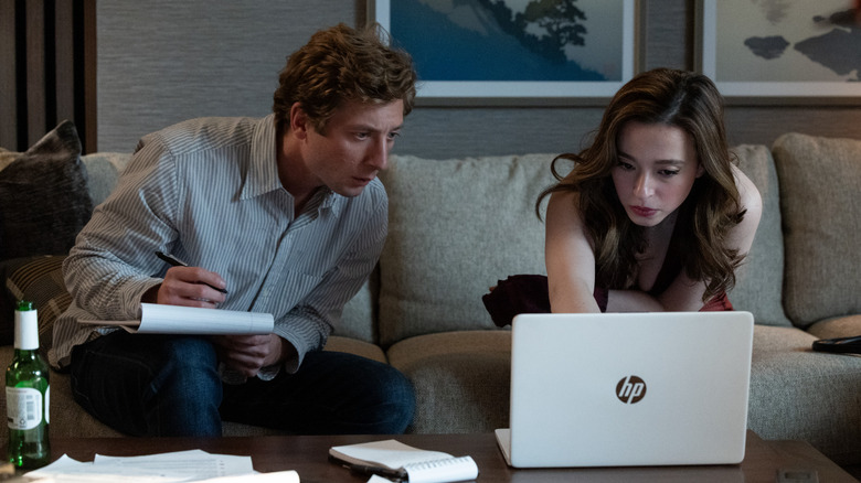 Jeremy Allen White în rolul lui Jeff Horwitz așezat pe o canapea cu un bloc de note lângă Mikey Madison în rolul lui Frances Haugen în fața unui laptop în The Social Reckoning