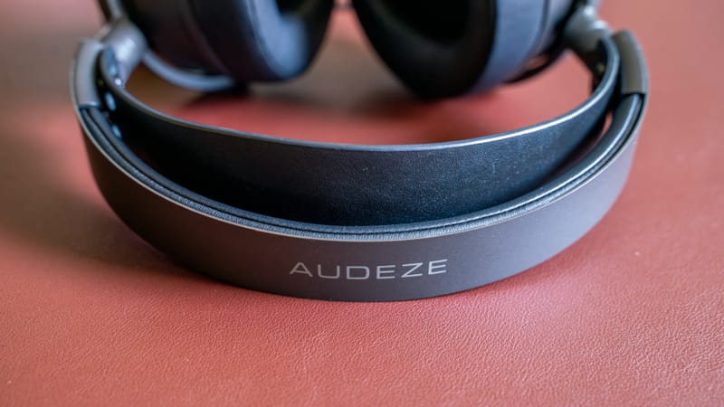 Căștile de gaming Bose sunt prezentate ca actualizare majoră 2 Căști Bose pe un birou, reprezentând un posibil viitor căști pentru jocuri Bose