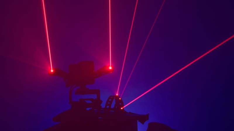 Sistemul de arme laser al Marinei SUA se declanșează acum cu un controler Xbox 2 Marinar ținând în mână un controler în stil Xbox folosit pentru a opera sistemul de arme laser al Marinei pe o navă