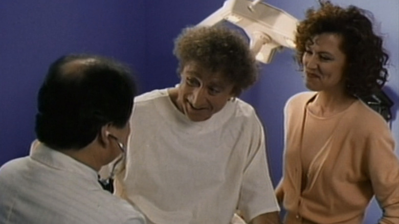 Duffy Bergman al lui Gene Wilder stă pe masa unui doctor alături de Meg Lloyd Bergman, de Christine Lahti, în Funny About Love