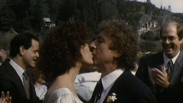 Duffy Bergman de la Gene Wilder o sărută pe Meg Lloyd Bergman de Christine Lahti la nunta lor în Funny About Love