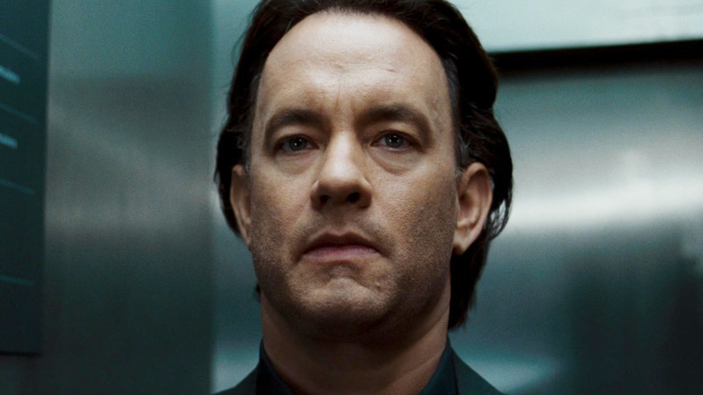 Tom Hank în rolul lui Robert Langdon care arată îngrijorat într-un lift în Codul lui Da Vinci