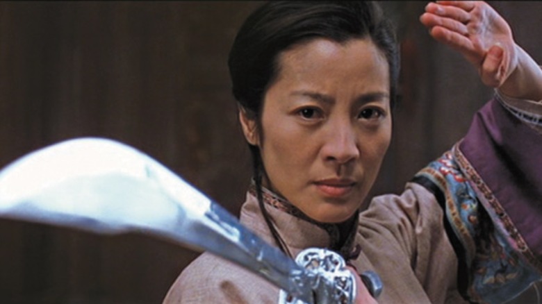 Michelle Yeoh mânuiește o sabie în rolul lui Yu Shu Lien în Crouching Tiger, Hidden Dragon