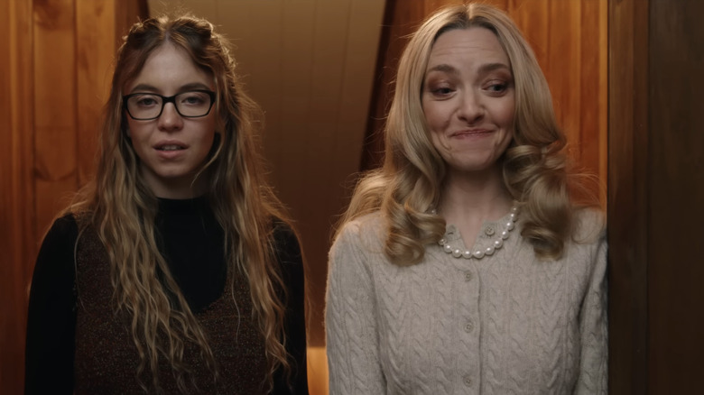 Millie Calloway din Sydney Sweeney stă lângă Nina Winchester a Amanda Seyfried în The Housemaid