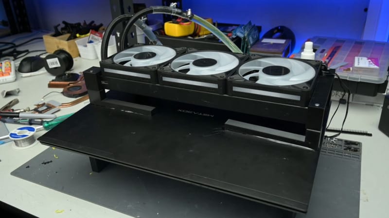 Modul de radiator AIO pentru laptop care arată tubulaturi externe și ventilatoare atașate la un șasiu de laptop pentru jocuri