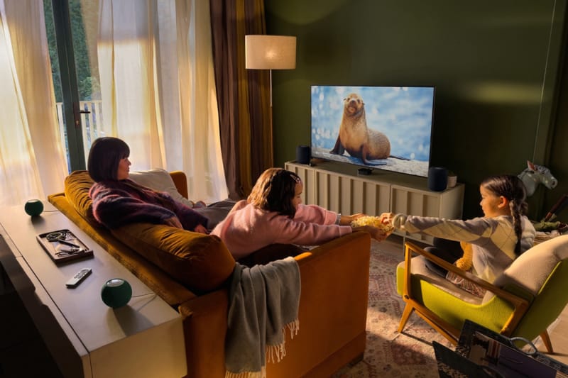 Actualizarea Apple TV 4K Siri AI aduce un divertisment acasă mai inteligent 2 Interfața Apple TV 4K Siri AI afișată pe ecran complet pe un televizor din camera de zi