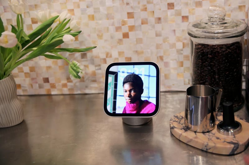 Încuietoarea inteligentă Apple Home Collection, camera foto și soneria sunt afișate împreună