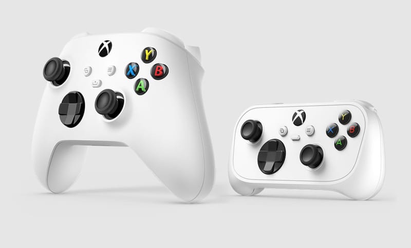 Controlerul Xbox Nano reduce jocul la dimensiunea de buzunar 3 Controlerul Xbox Nano ținut într-o mână lângă un smartphone pentru a-și arăta amprenta de buzunar