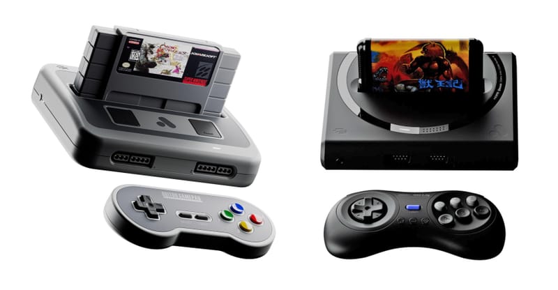 Consola retro analogică Super Nt Plus afișată lângă un controler wireless și cartușe SNES