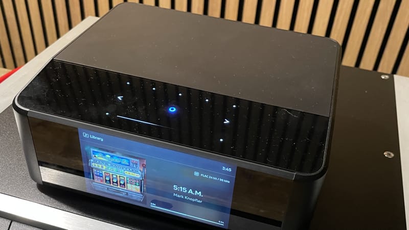 Difuzor Bluesound care afișează aplicația BluOS cu integrarea Bluesound Apple Music activă