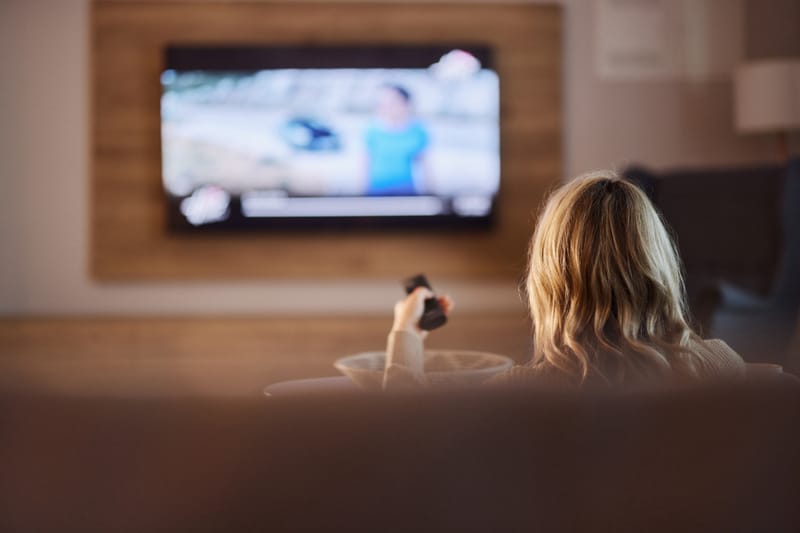 Samsung Smart TV pe un stand, ilustrând preocupările cu privire la urmărirea AI Samsung Smart TV a telespectatorilor