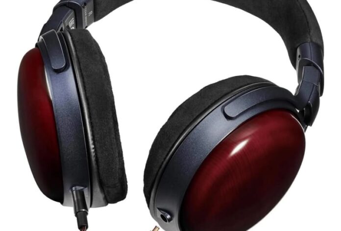ATH-AWX7000 de la Audio-Technica înglobează sunetul emblematic în lemn Audio-Technica ATH-AWX7000 closed-back wooden headphones with navy kachi-iro finish