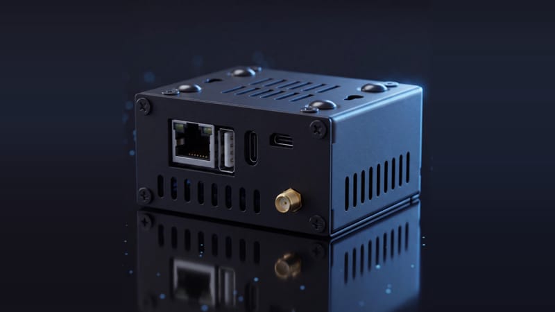 Foldra pocket cloud server afișat pe un breloc cu ecranul său OLED tactil mic
