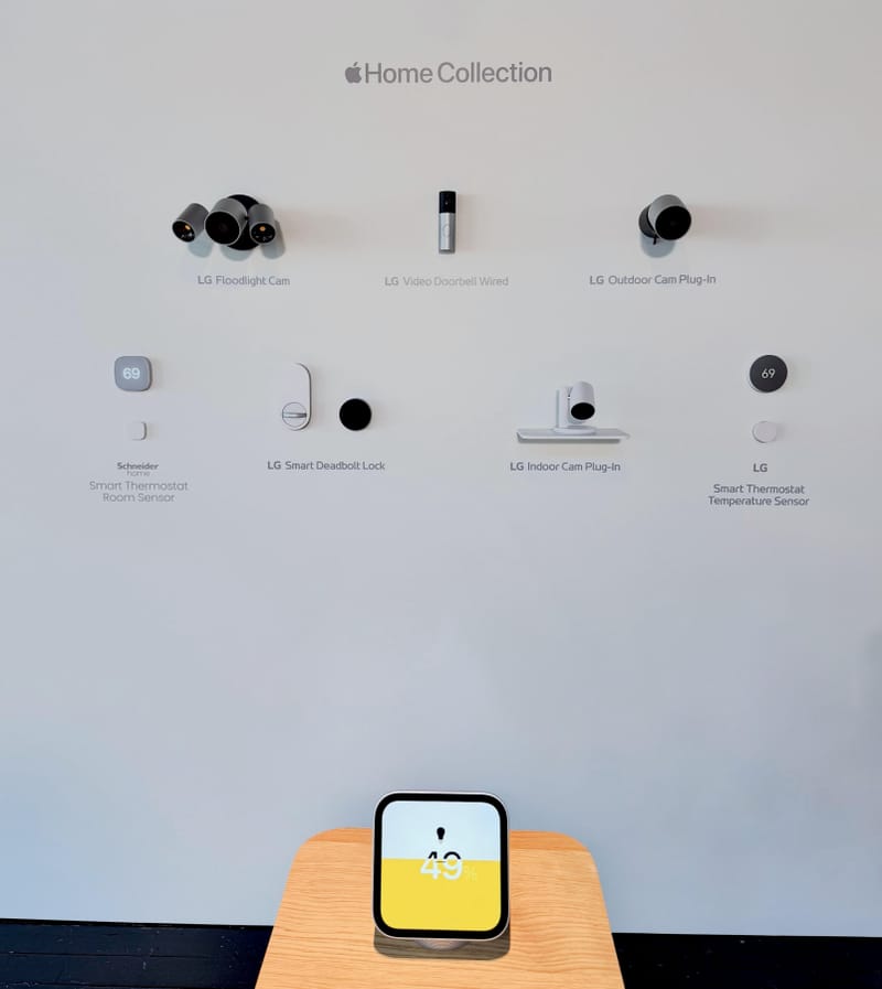 Încuietoarea inteligentă Apple Home Collection, camera foto și soneria sunt afișate împreună