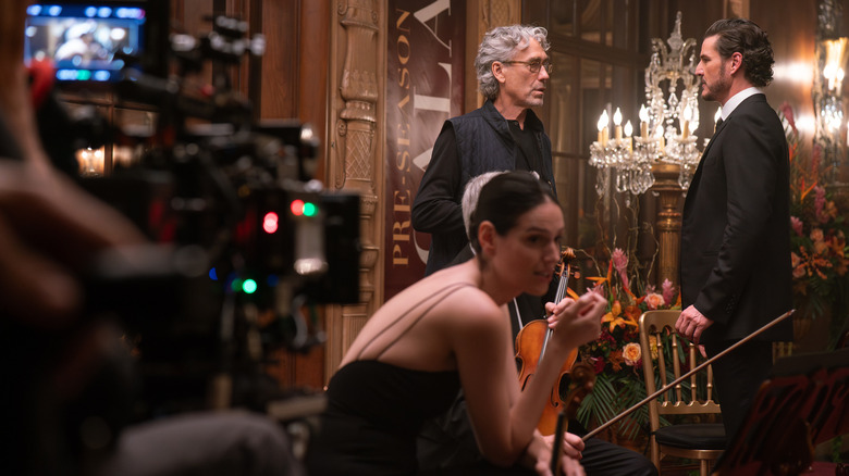 Tony Gilroy în regia lui Pedro Pascal în rolul lui Alex Serian și pe Eva Victor în rolul Nadiei Hynes pe platourile de filmare din Behemoth!