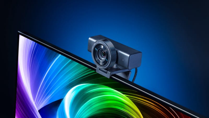 Camera web Razer Kiyo V2 Pro adaugă 4K 60FPS și încadrare automată 1 Cameră web Razer Kiyo V2 Pro montată pe un monitor care arată obiectivul cu unghi larg și obturatorul de confidențialitate