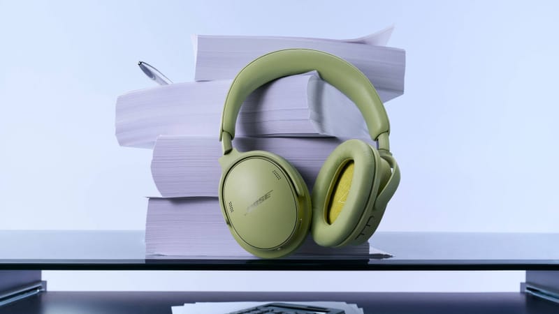 Căștile de gaming Bose sunt prezentate în timp ce se așteaptă o actualizare majoră 1 Căști Bose pe un birou, reprezentând un posibil viitor căști pentru jocuri Bose