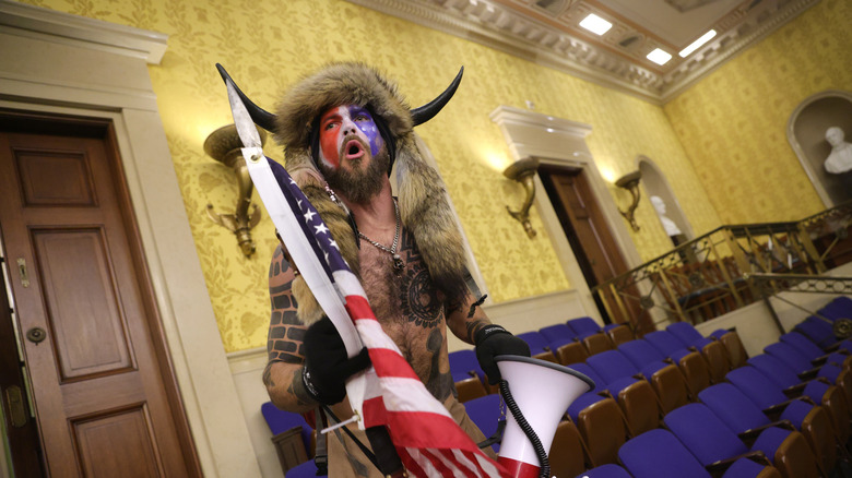 QAnon Shaman în Capitoliul SUA pe 6 ianuarie 2021