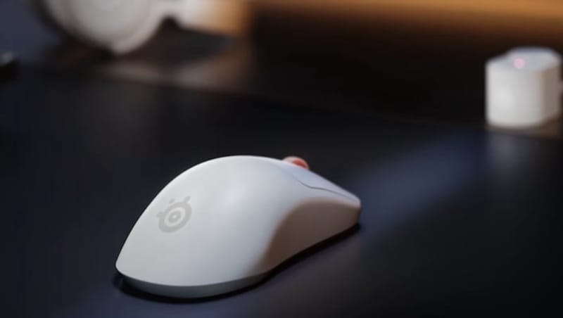 Dongle de șanț pentru șoareci SteelSeries Rival Pro pentru bandă ultra-largă 1 Mouse-ul de gaming fără fir SteelSeries Rival Pro este afișat alături de receptorul său cu bandă ultralargă