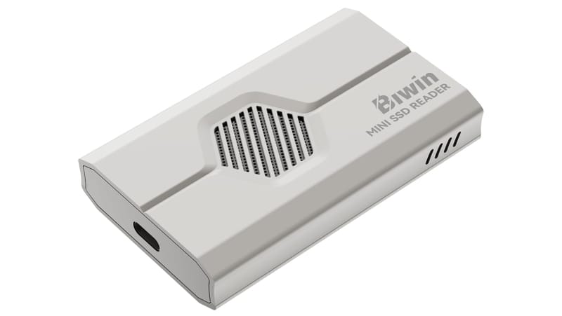Mini SSD Tiny CL 100 de la BiWin vizează jocurile portabile 1 Cipul BiWin CL 100 Mini SSD este afișat lângă o monedă pentru a ilustra dimensiunea sa minusculă de 15 pe 17 mm