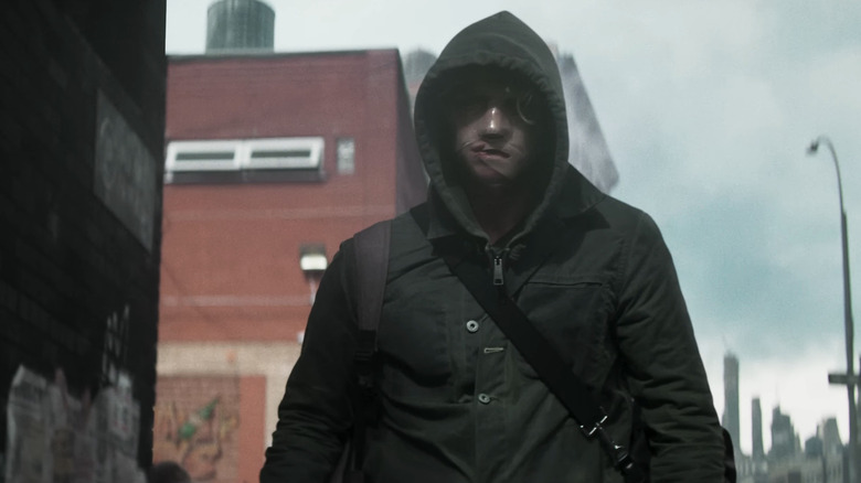 Matt Hagen al lui Tom Rhys Harries se plimbă prin Gotham City cu gluga în Clayface