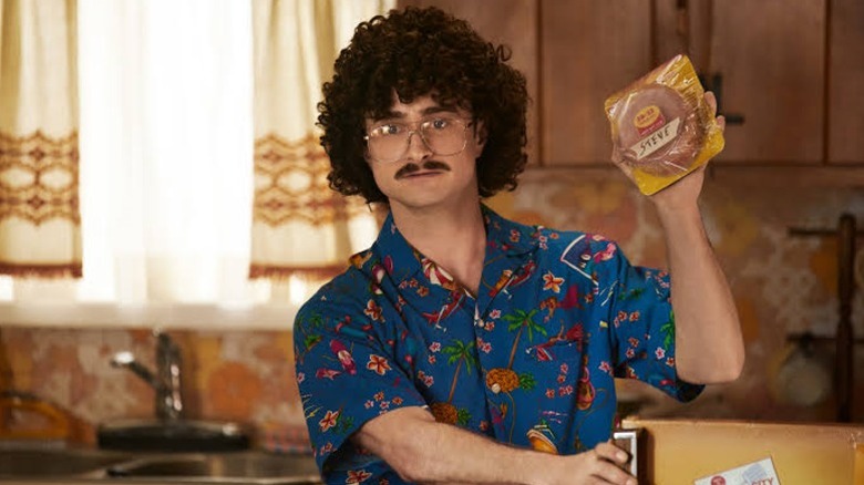 Weird Al ține un pachet de bologna în Weird: The Al Yankovic Story